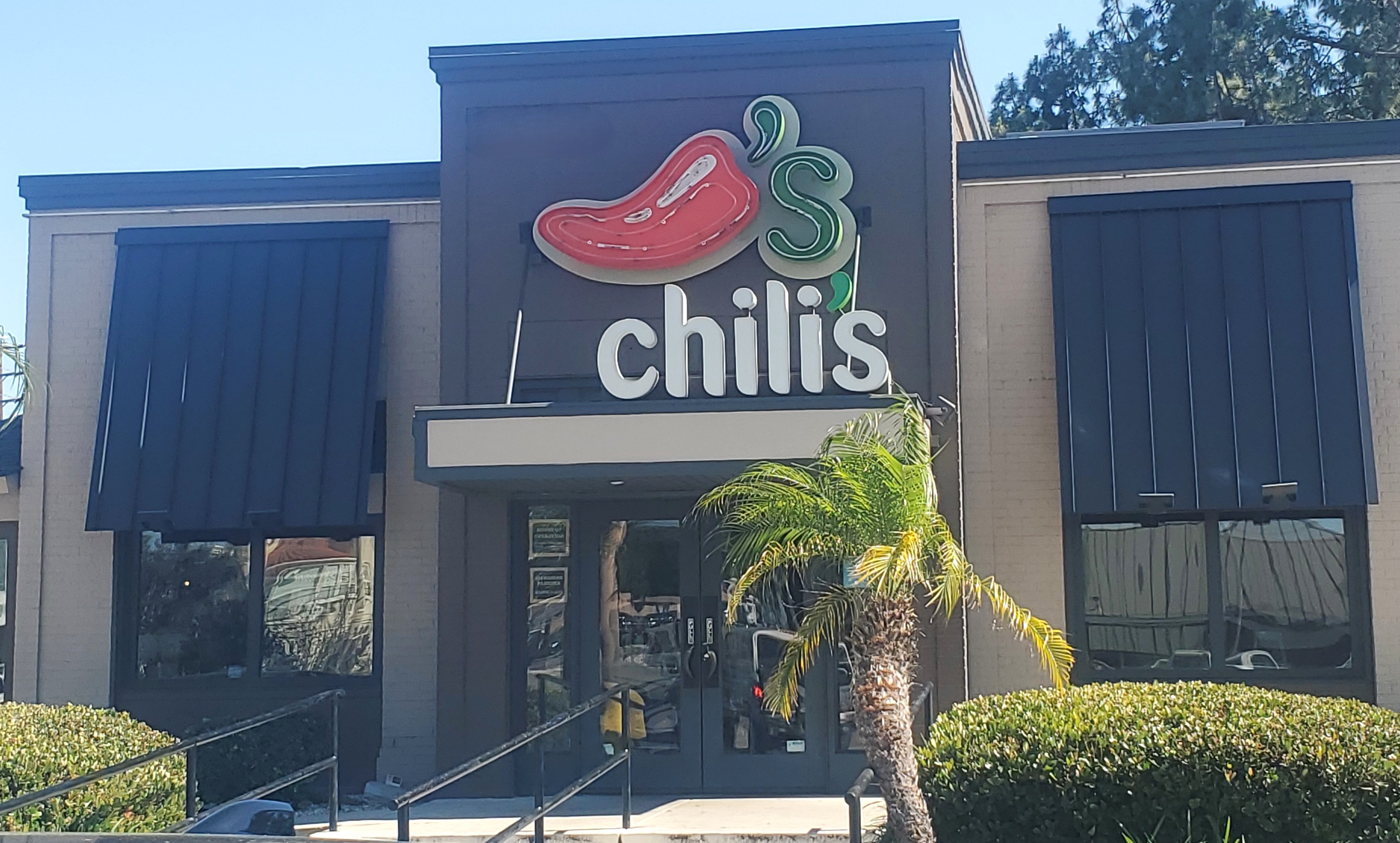 Dark bronze standing seam metal awnings on a Chili’s restaurant in Thousand Oaks